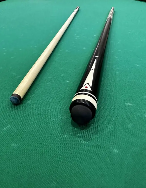 bilyardnyj-kij-10-zapilov-chernyj-grab-inkrustacziya-treugolnik-3-scaled