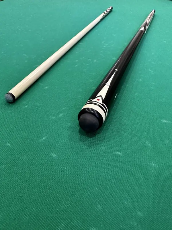 bilyardnyj-kij-10-zapilov-eben-inkrustacziya-s-vstavkami-perlamutr-3-scaled