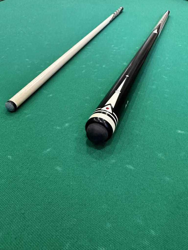 bilyardnyj-kij-10-zapilov-eben-inkrustacziya-s-vstavkami-perlamutr-3-scaled