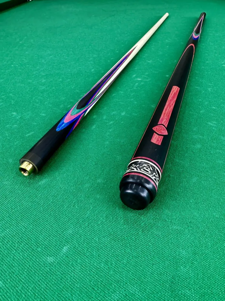 Більярдний кий Квітка (папуга) чорна-синьо-зелена-багряна граб 4 променеві AS (3)|Більярдний кий Квітка (папуга) чорно-синьо-зелено-багряний граб 4 променевий акцент AS (1)|Більярдний кий Квітка (папуга) чорно-синьо-зелено-багряний граб 4 променевий напруга AS (2)