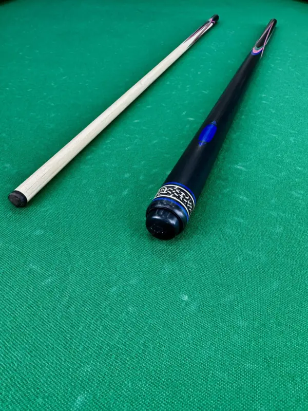 Bilyardnyj-kij-czvetok-popugaj-chernyj-zelenyj-malinovyj-sinij-grab-4-luchevoj-napryazhennyj-as-1-scaled