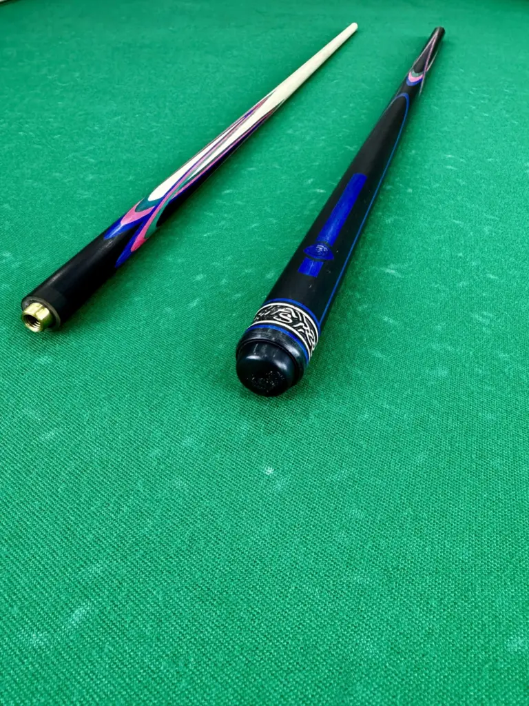 Більярдний кий Квітка (папуга) чорно-зелено-багряно-блакитний граб 4 радіально навантажений AS (3)|Більярдний кий Квітка (папуга) чорно-зелено-багряно-синій граб 4 променевий акцент AS (1)|Більярдний кий Квітка (папуга) чорно-зелено-багряно-блакитний граб 4 променевий AS (2)