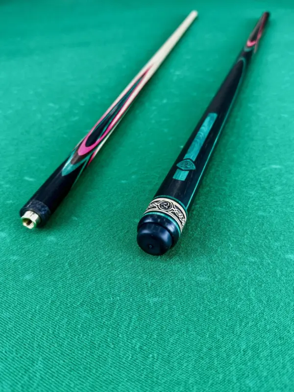 Bilyardnyj-kij-czvetokpopugaj-chernyj-grab-malinovyj-zelenyj-venge-4-luchevoj-napryazhennyj-as-3-scaled