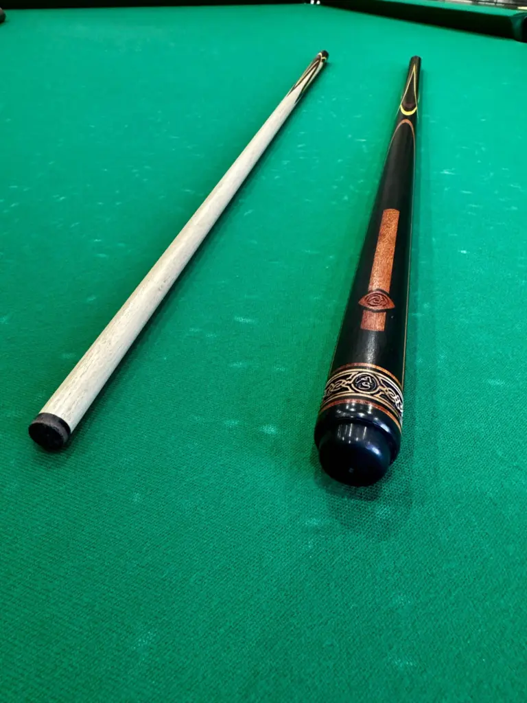 Білярдний-кий-чветокпопугай-черний-жельтий-красний-граб-4-лучевий-напряженний-ас-5-масштабований