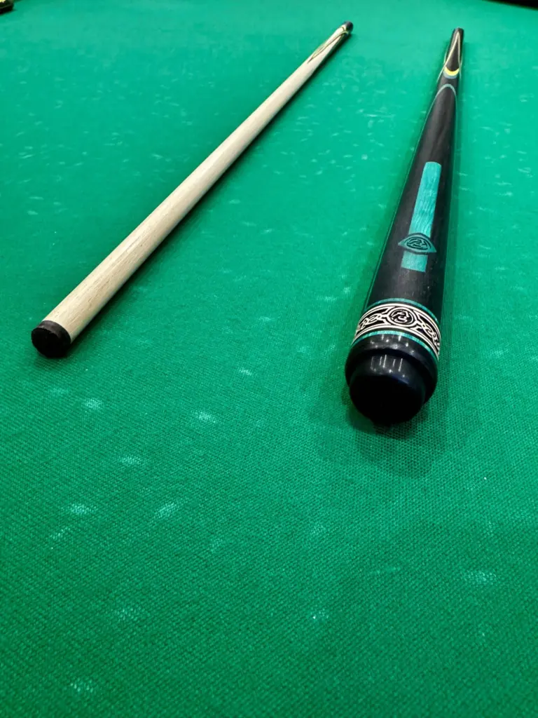 Білярдний-кий-чветокпопугайн-черний-жельтий-зелений-граб-венге-4-лучевой-напряженний-ас-4-масштабний