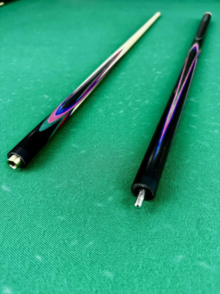 Bilyardnyj-kij-czvetokpopugaj-eben-malinovyj-sinij-zelenyj-4-luchevoj-napryazhennyj-as-2-scaled