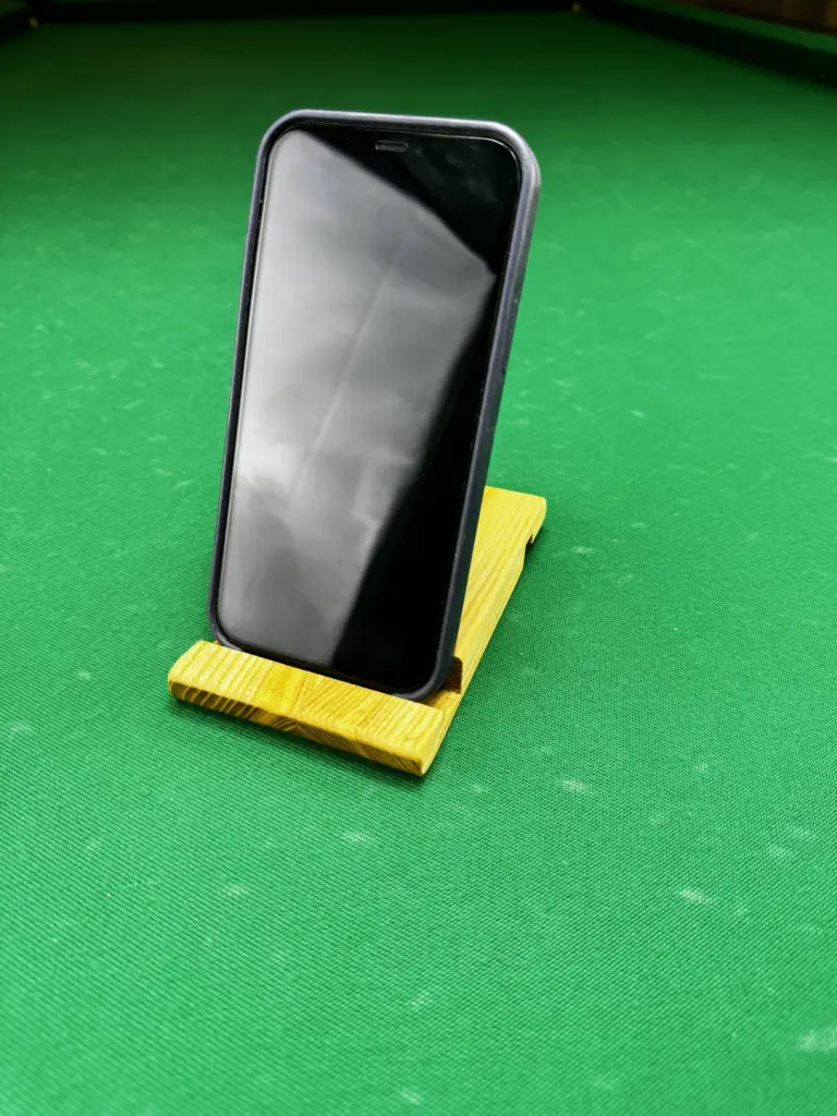 derevyannaya-podstavka-dlya-mobilnogo-telefona-1-scaled