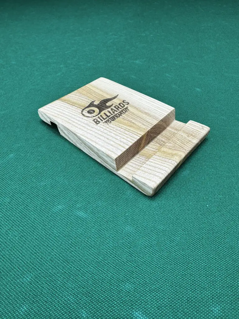 derevyannaya-podstavka-dlya-mobilnogo-telefona-3-scaled