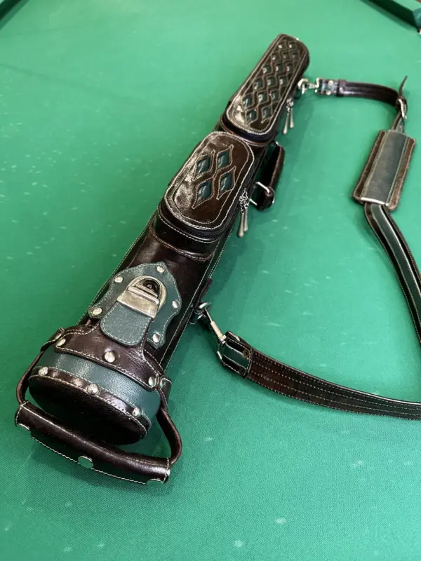 Тубус эксклюзивный ручная работа коричневый зеленые вставки 024|Тубус эксклюзивный ручная работа коричневый зеленые вставки 024 (2)|Тубус эксклюзивный ручная работа коричневый зеленые вставки 024 (3)|Тубус эксклюзивный ручная работа коричневый зеленые вставки 024 (4)|Тубус эксклюзивный ручная работа коричневый зеленые вставки 024 (5)|Тубус эксклюзивный ручная работа коричневый зеленые вставки 024 (6)|cue-case-24-1000×1000-1