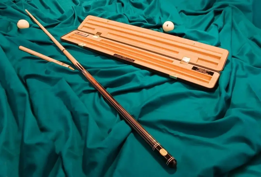 Більярдні кийки та аксесуари